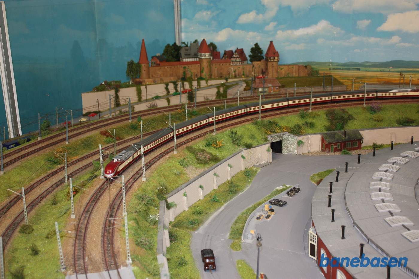 TEE lyntog på vej rundt i en stor kurve