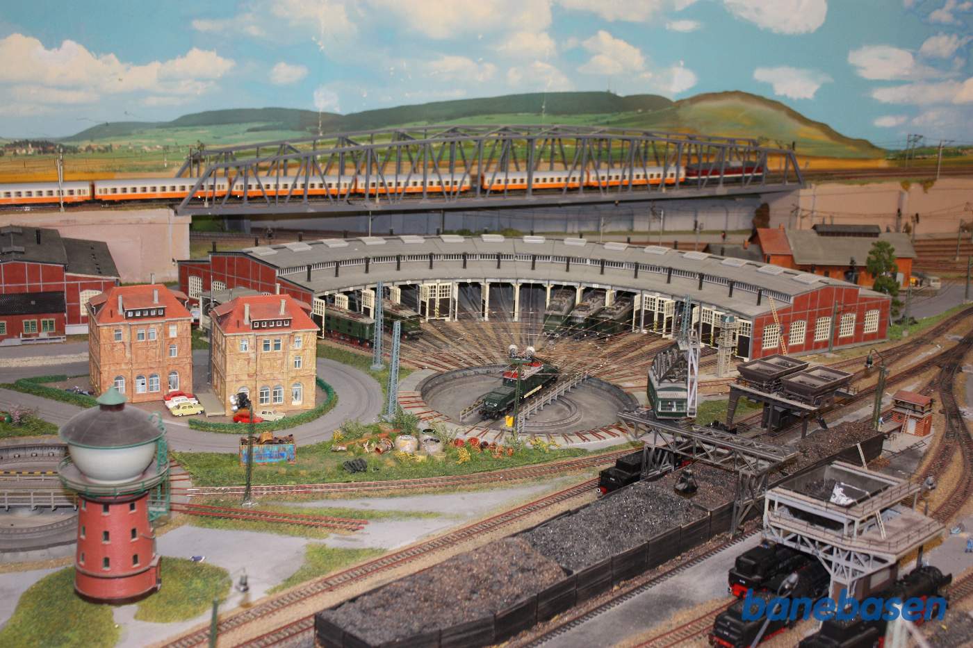 Et vue ud over maskindepotet