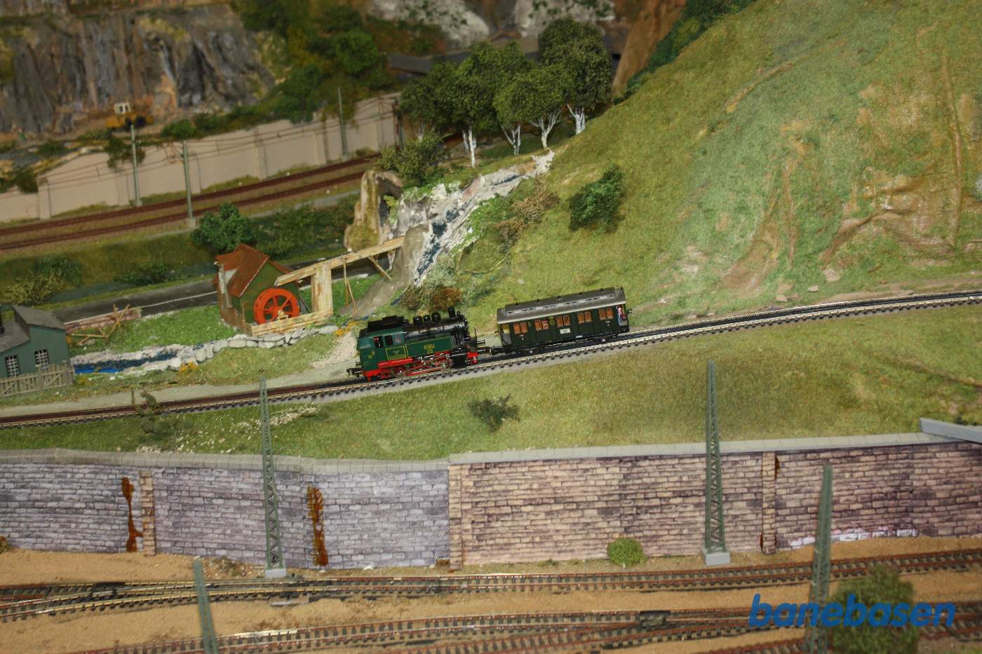 Den lille tandhjulsbane med damplokomotiv og personvogn