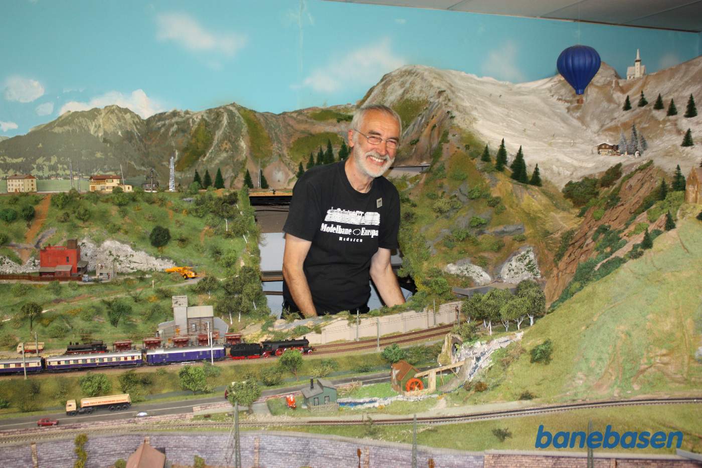 En af modelbane medlemmerne dukker op midt i landskabet En af modelbane medlemmerne dukker op midt i landskabet