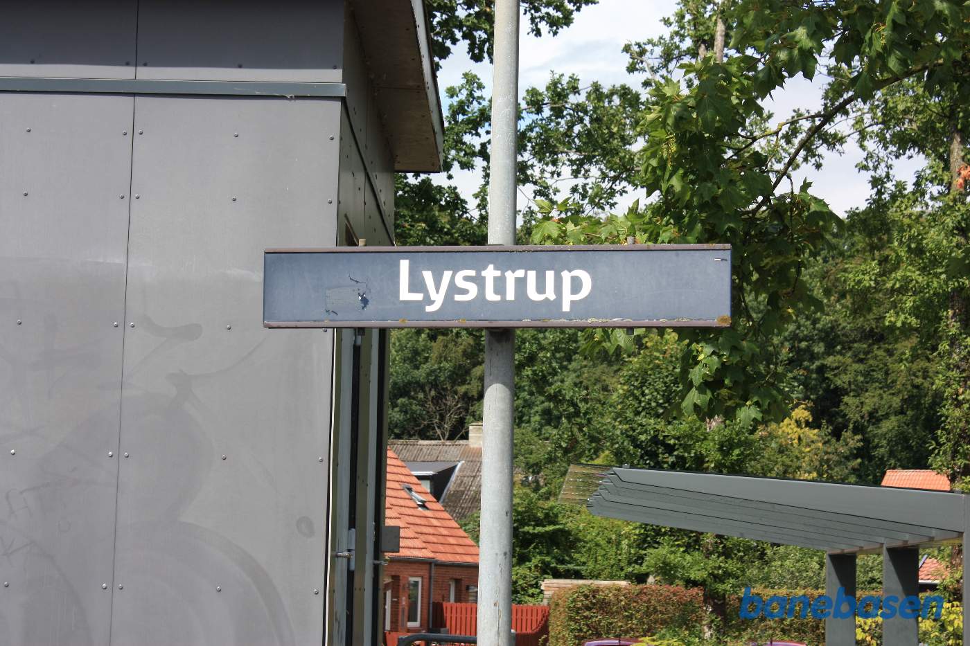 Stationsskiltet i Lystrup