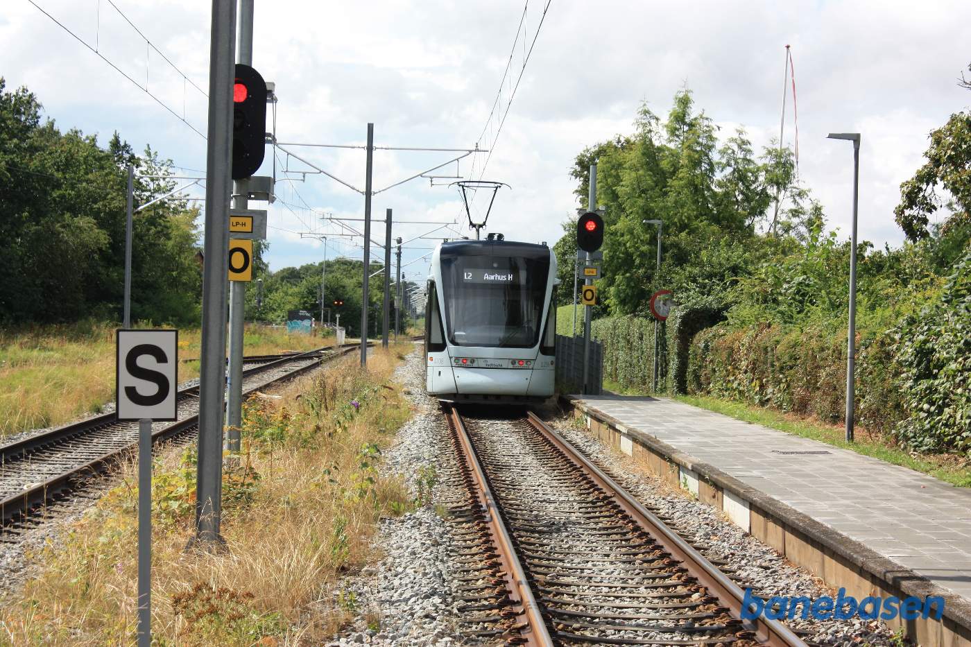 Letbanetog mod Aarhus H på vej ud af stationen