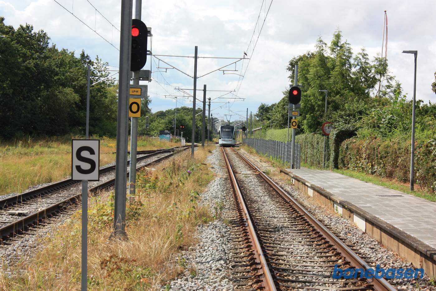 Letbanetog mod Aarhus H på vej ud af stationen