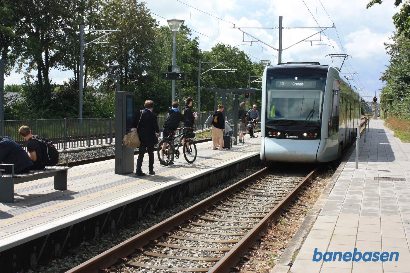 Letbanetog mod Grenaa holder ved perron og afventer modkørende tog