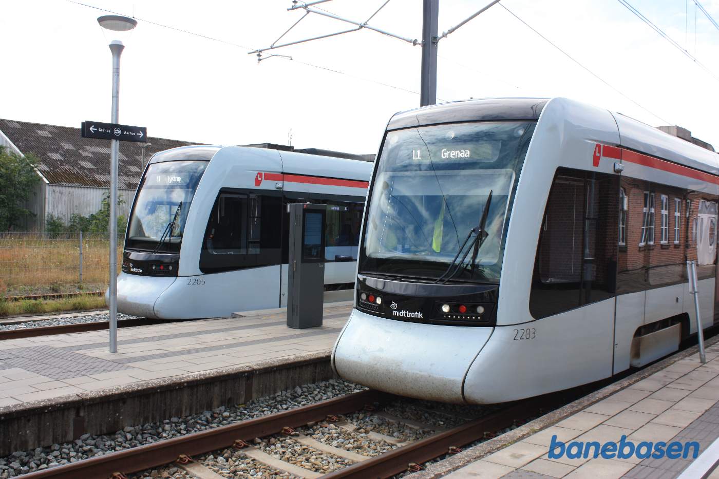 2 letbanetog på stationen 2 letbanetog på stationen