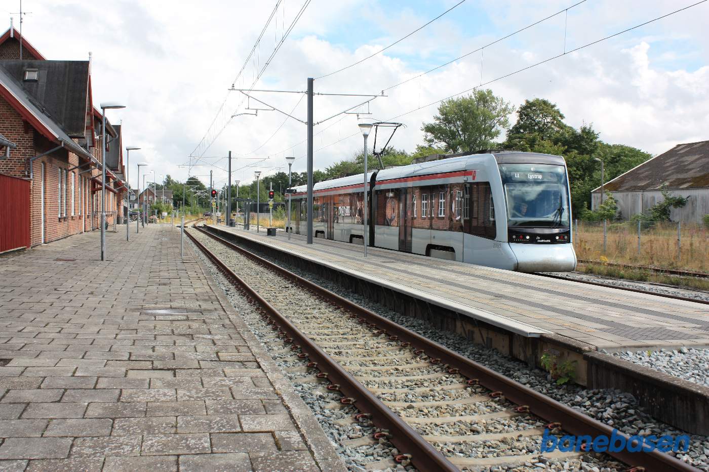 Letbanetog mod Lystrup på vej ud af stationen Letbanetog mod Lystrup på vej ud af stationen