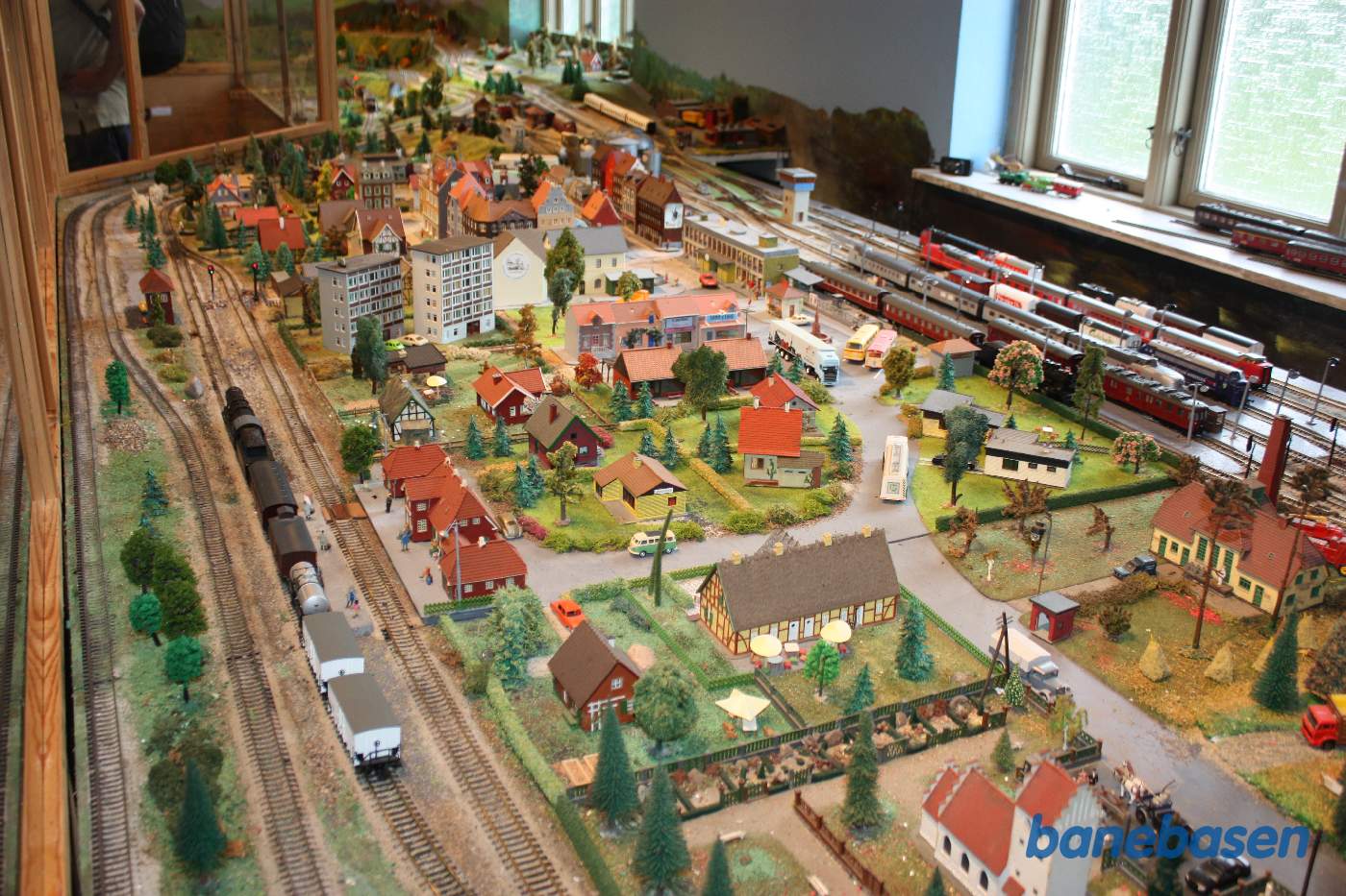 Inde i remisen er bygget en stor modeljernbane