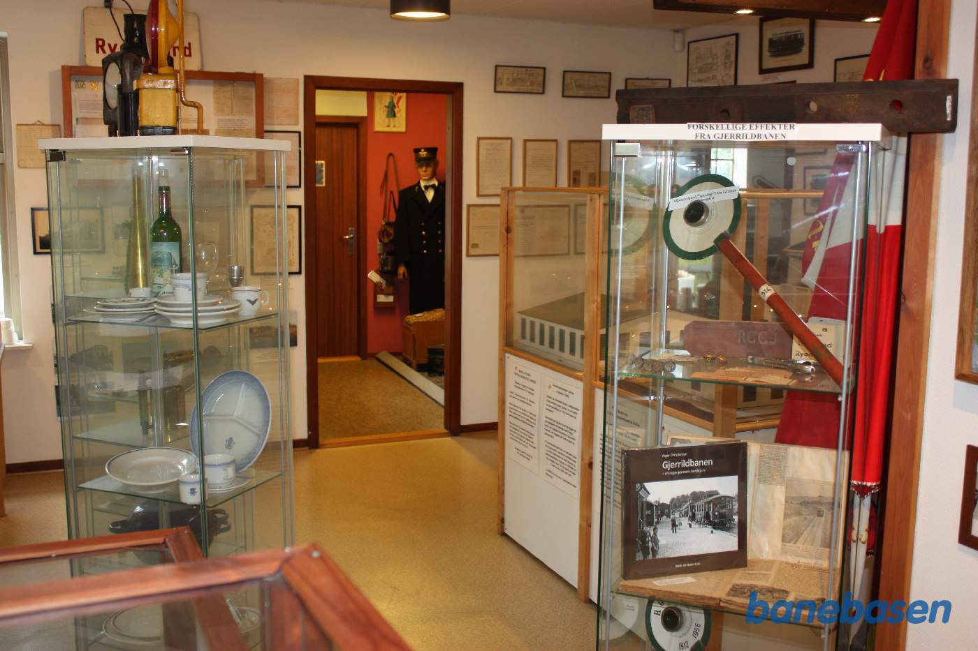 I udstillingen er der flere montre med fine gamle ting fra banens tid