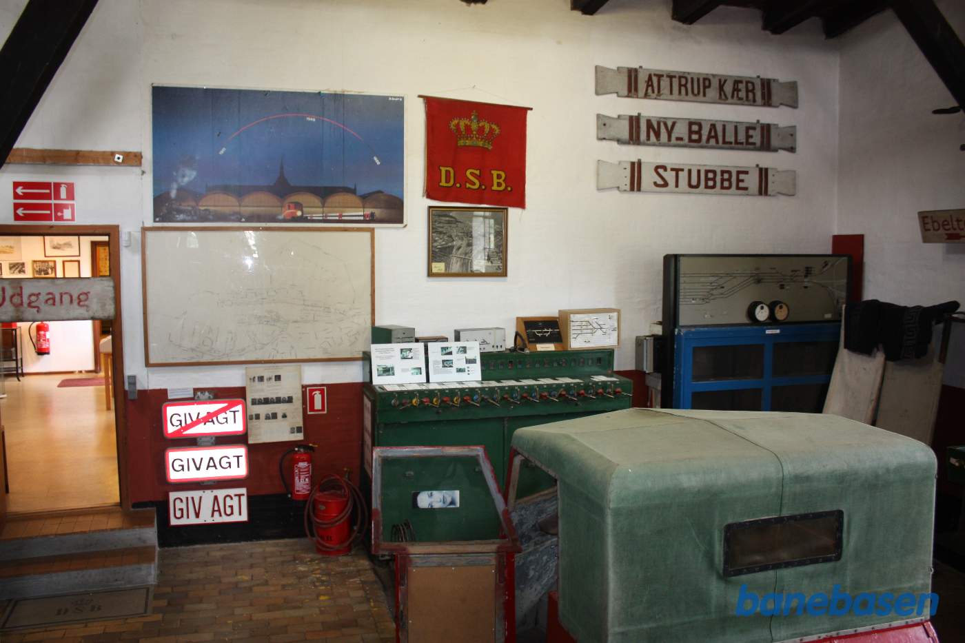 På væggen er plakater og skilte