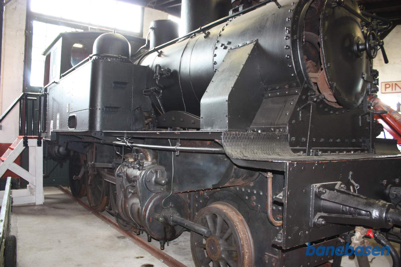 Inde i remisen står et damplokomotiv udstillet