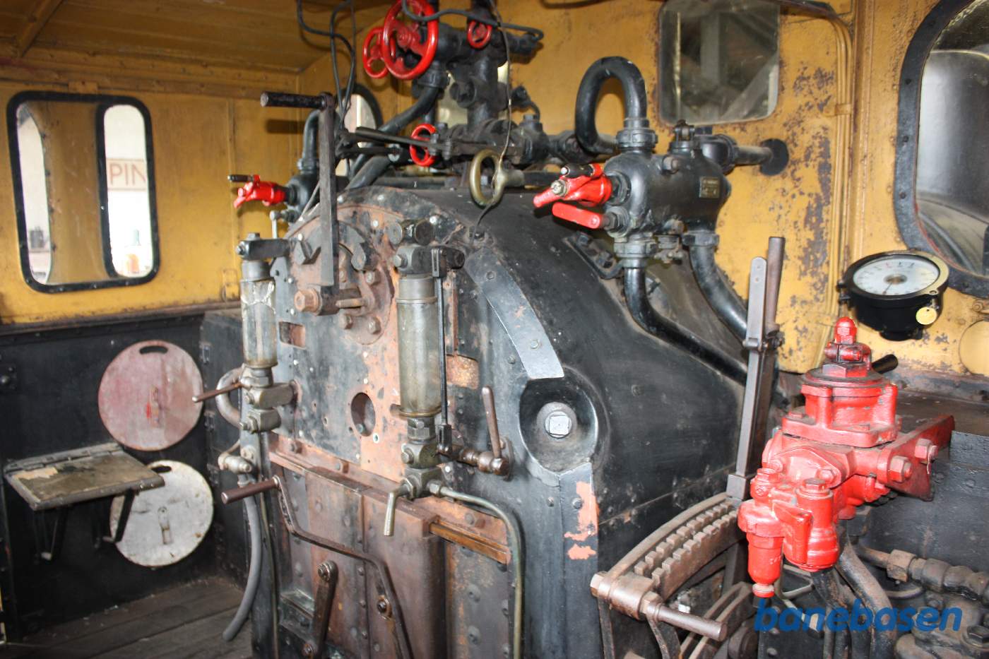 Førerpladsen på damplokomotivet med kedel mv.