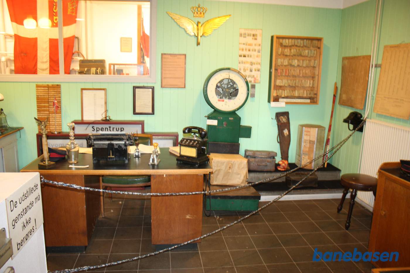 I udstillingen er der et stationskontor med vægt og destinations sedler i skabet på væggen