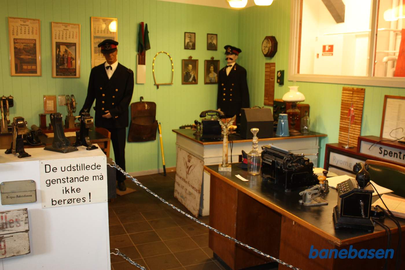 I udstillingen er der et stationskontor med diverse billetmaskiner, telefoner og en skrivemaskine I udstillingen er der et stationskontor med diverse billetmaskiner, telefoner og en skrivemaskine