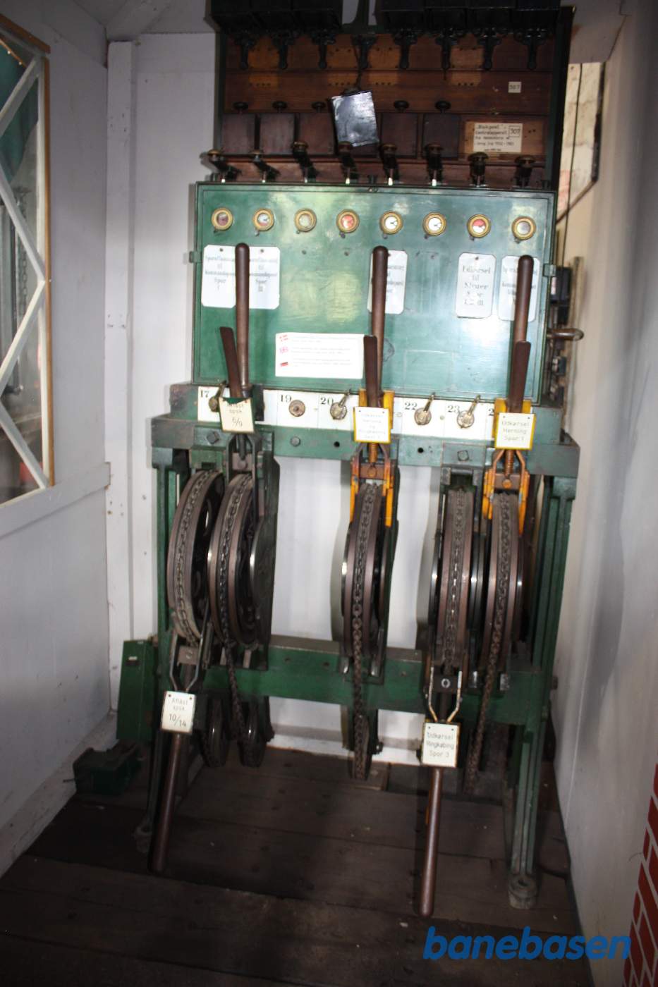 Betjeningsapparat til station med wire trukne signaler og sporskifter