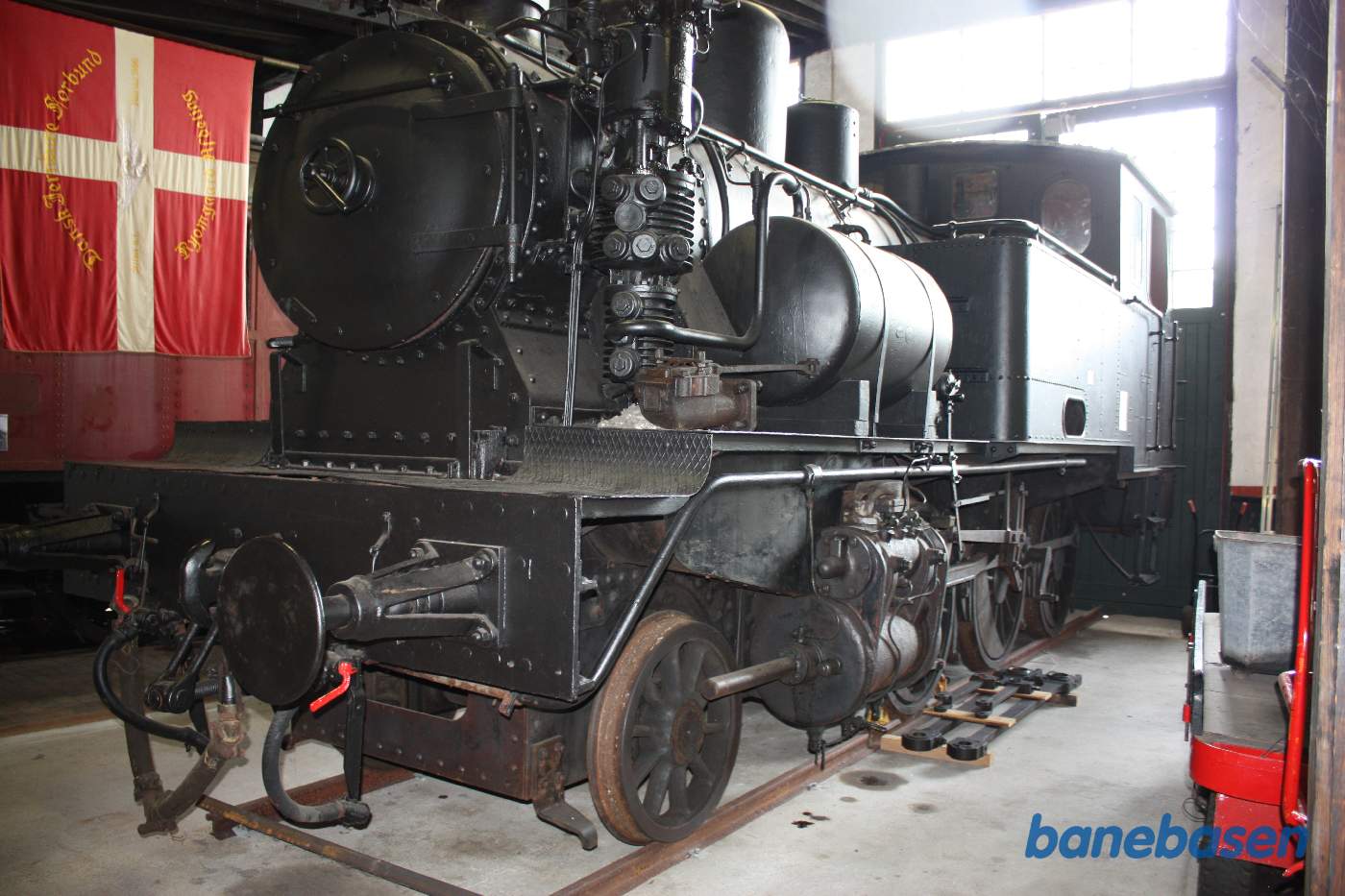 Inde i remisen står et damplokomotiv udstillet
