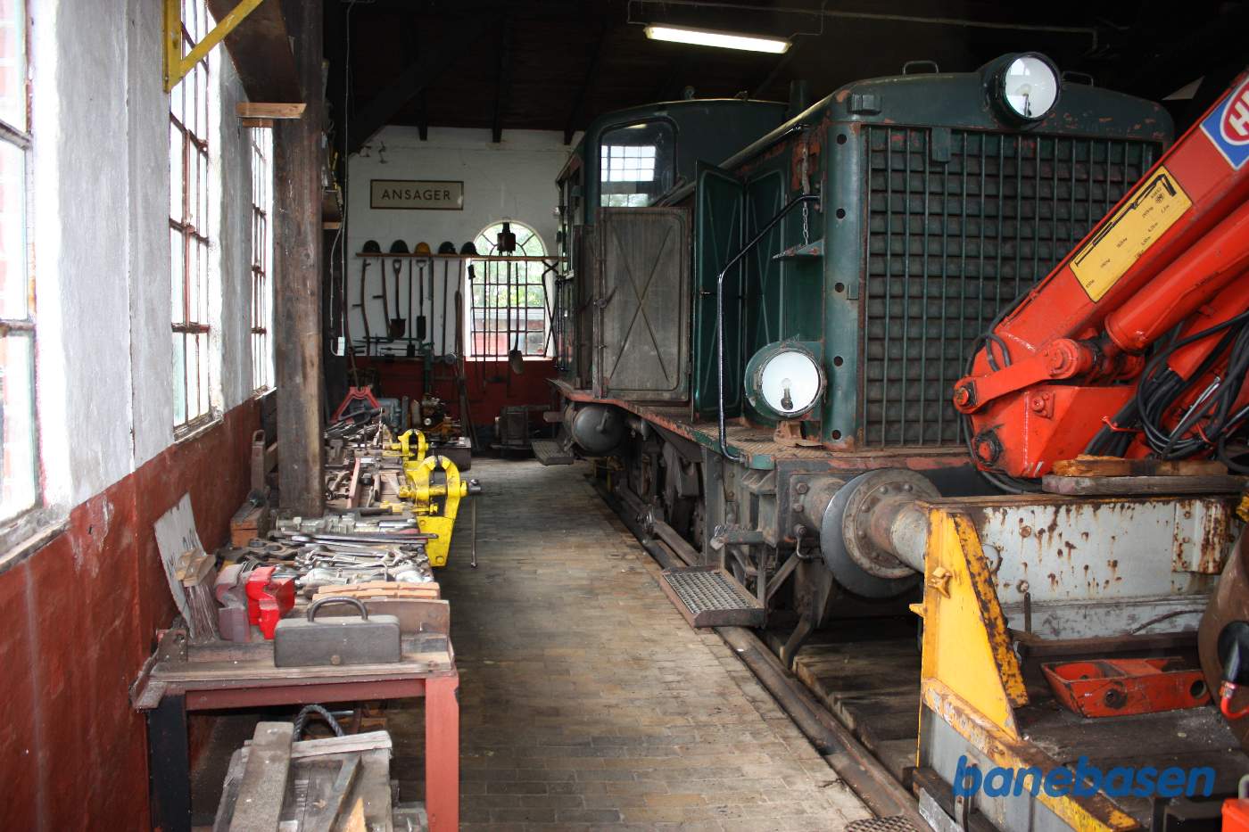 Inde i remisen et grønt rangerlokomotiv