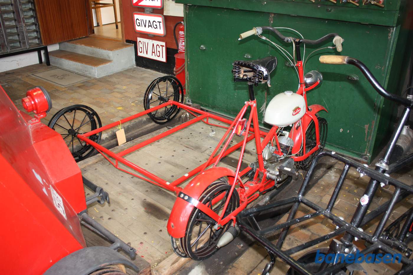 En skinnecykel med knallertmotor