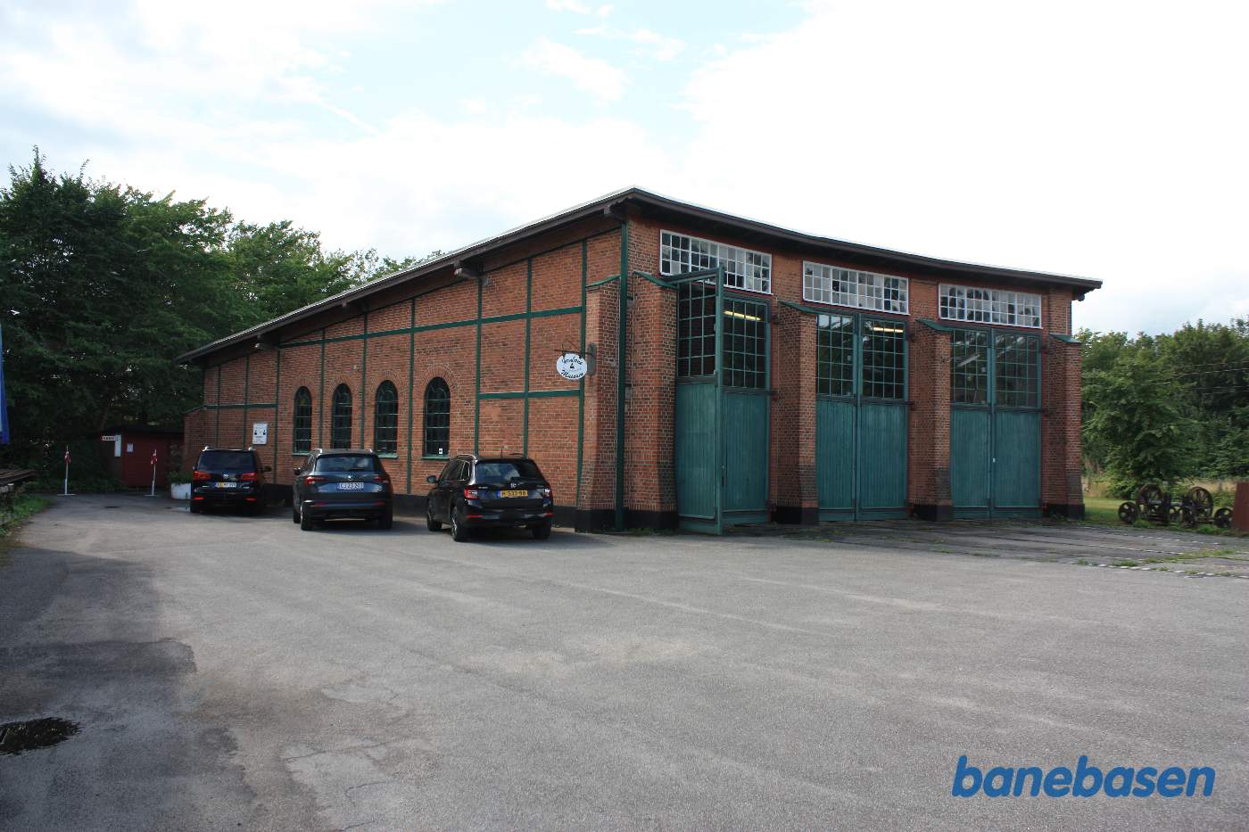 Remisen set fra læssevejen, indgang til museet til venstre i billedet