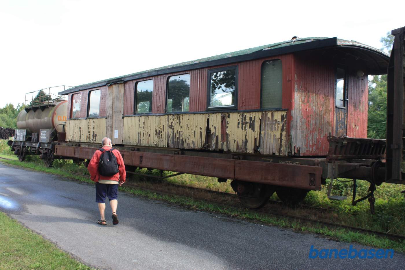 Vognkassen fra en personvogn, stillet op på en godsvogn Vognkassen fra en personvogn, stillet op på en godsvogn