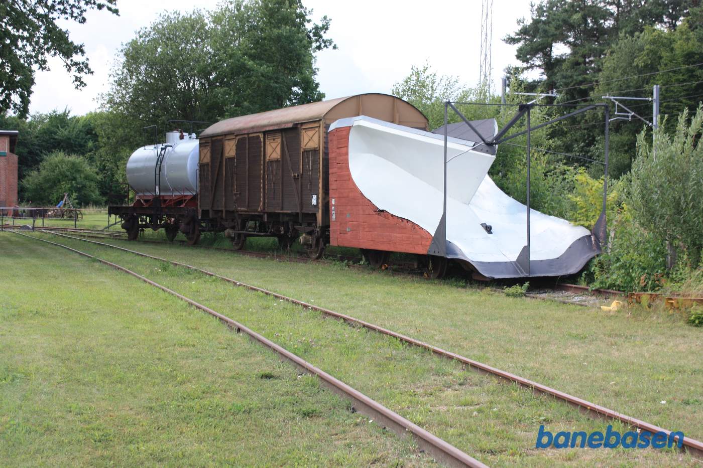 Banens store sneplov samt 2 godsvogne Banens store sneplov samt 2 godsvogne