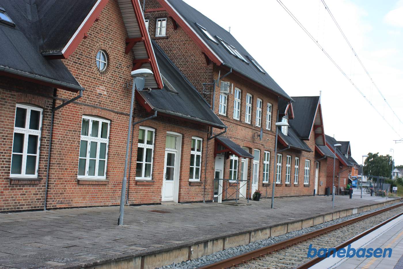 Stationsbygningen set fra perronerne Stationsbygningen set fra perronerne
