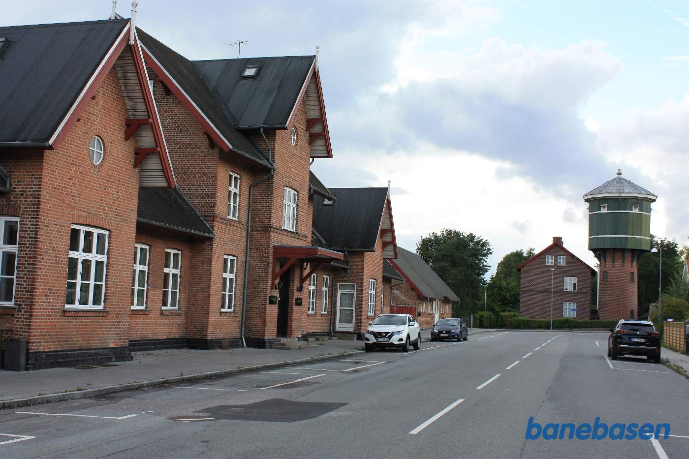 Stationsbygningen set fra vejen Stationsbygningen set fra vejen