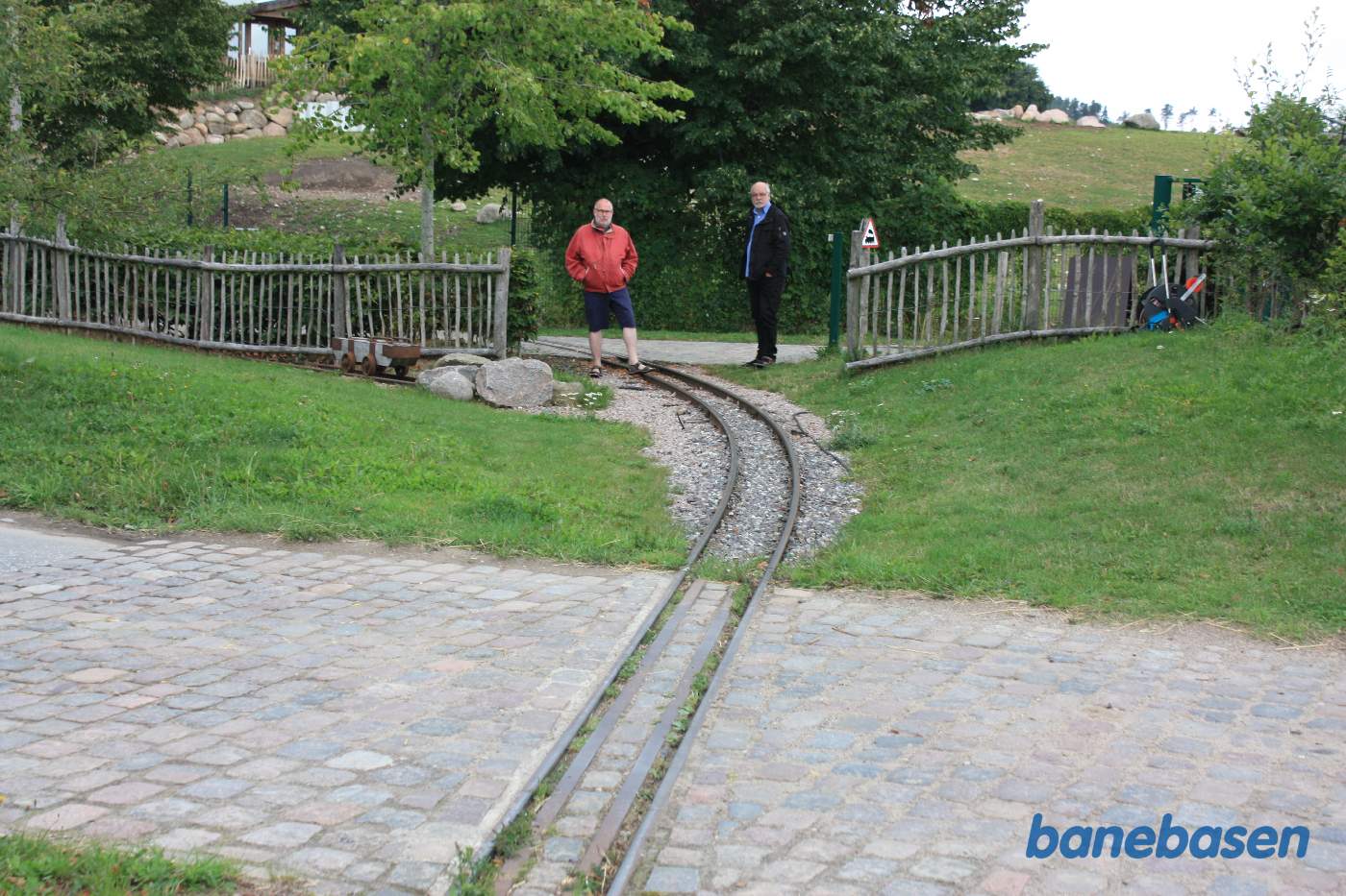 Banen krydser her indgangen til Ree Dyrepark Banen krydser her indgangen til Ree Dyrepark