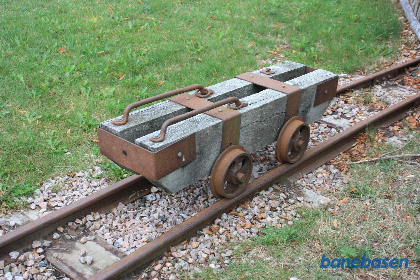 En lille udstillet vogn ved indgangen til parken En lille udstillet vogn ved indgangen til parken