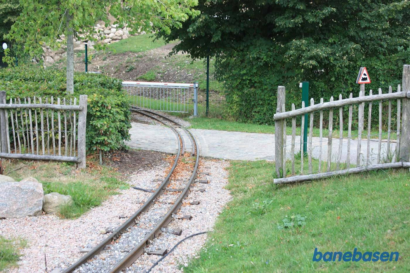 Banen krydser her indgangen til Ree Dyrepark Banen krydser her indgangen til Ree Dyrepark