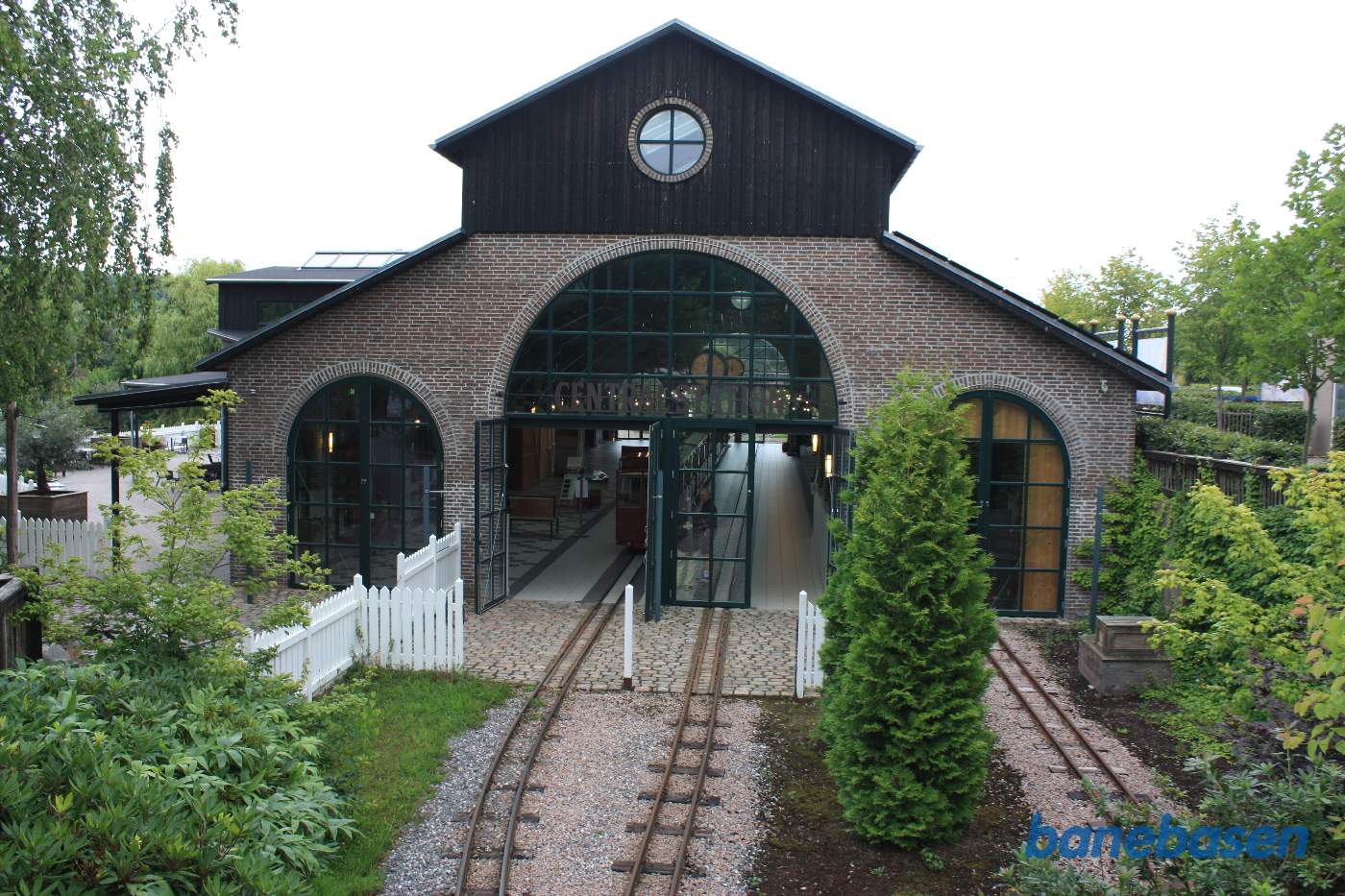 Et vue fra gangbroen ned over stationen med den flotte hal midt i billedet Et vue fra gangbroen ned over stationen med den flotte hal midt i billedet