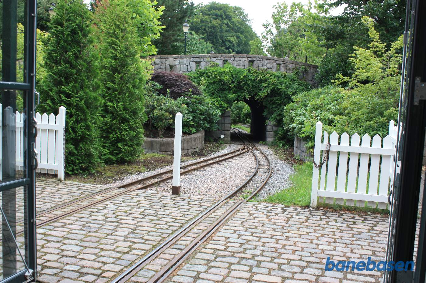 Vi står inde i stationshallen og kigger på gangbroen over banen Vi står inde i stationshallen og kigger på gangbroen over banen