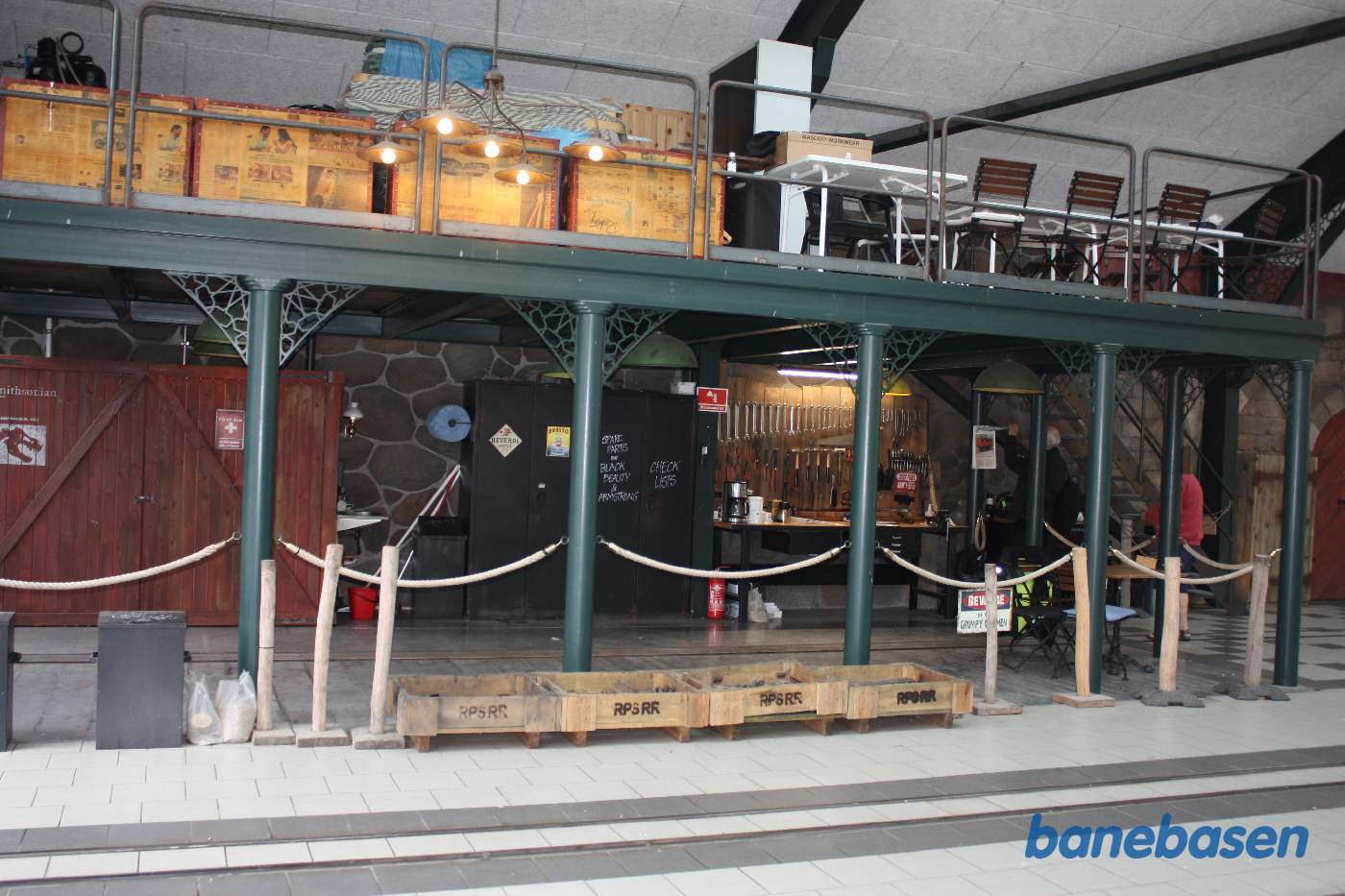 Et vue ud over den ene langside med værkstedssporet