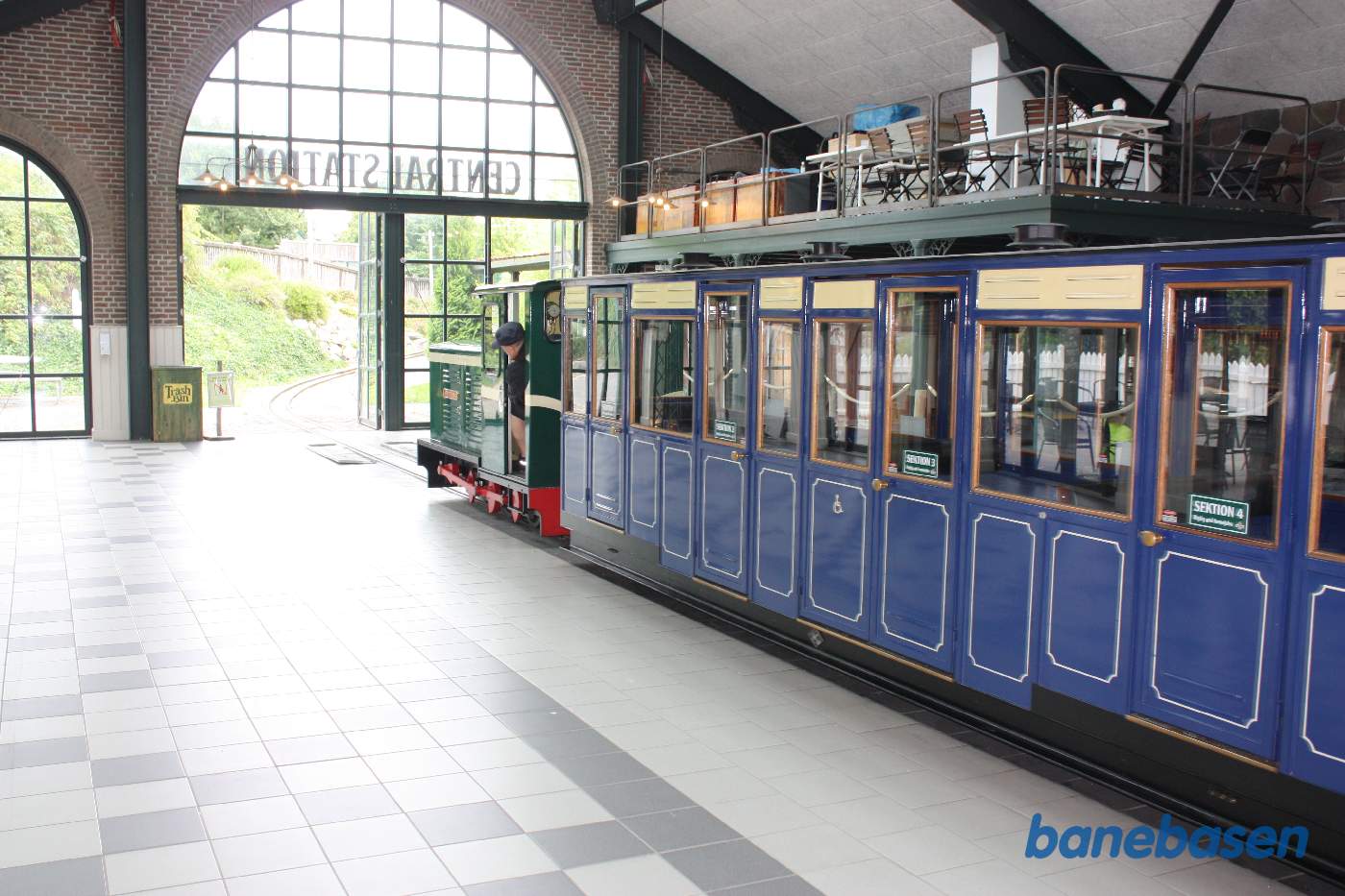 Persontoget på vej ind i hallen Persontoget på vej ind i hallen