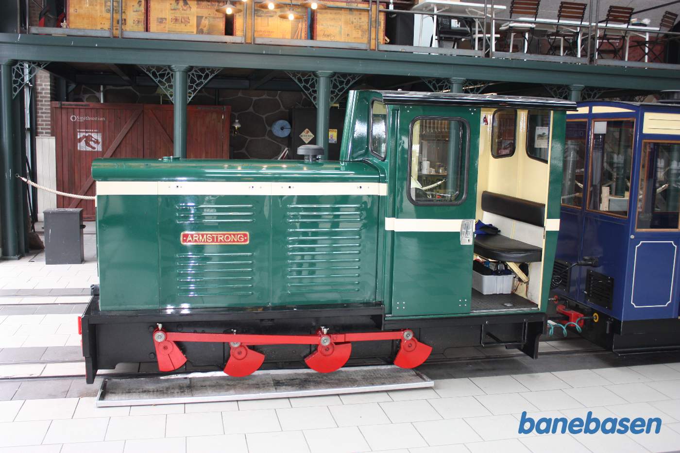 Det lille diesellokomotiv "Armstrong" set fra siden Det lille diesellokomotiv "Armstrong" set fra siden