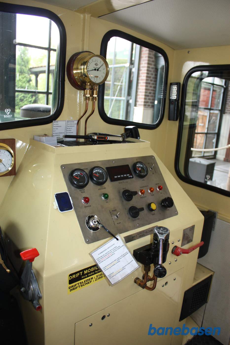 Et billede af førerrummet i diesellokomotivet