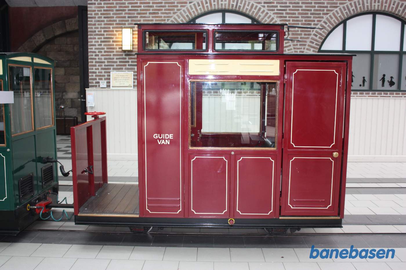 I togets bagerste vogn sidder togføreren og fortæller om det vi ser på turen gennem dyreparken