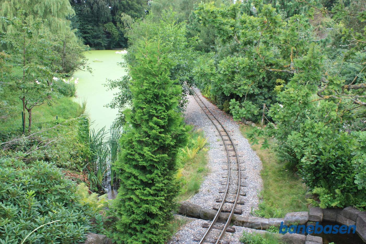Fra broen over banen ses banen at løbe langs søen