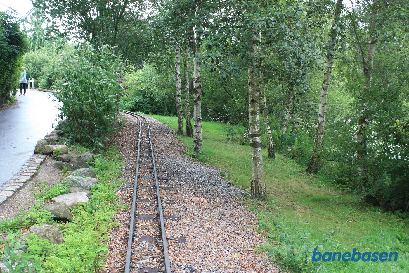 Her ses banen lige før broen og stationen, søen til højre