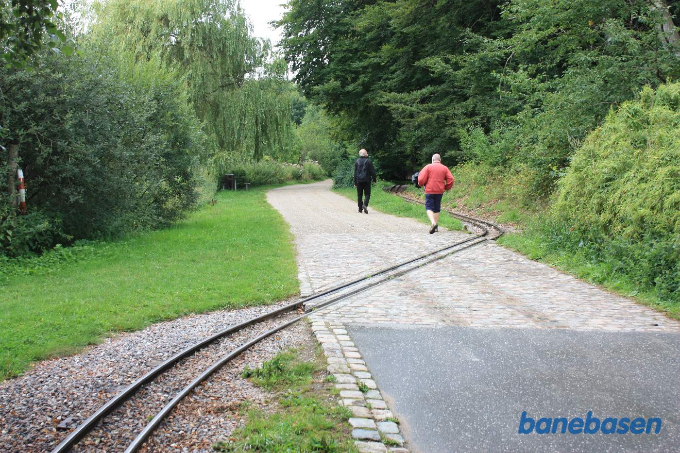 Banen slår en rigtig "S" slynge for at komme over vejen