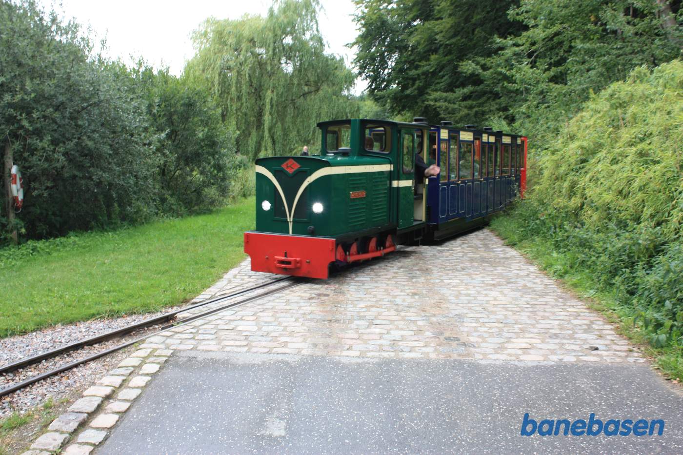 Toget krydser vejen og fortsætter mod stationen