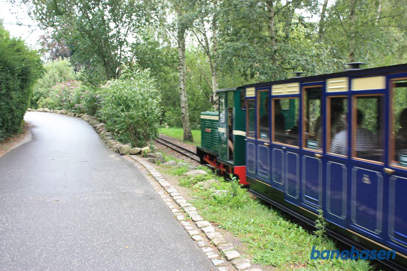 Toget har netop krydset vejen og fortsætter mod stationen