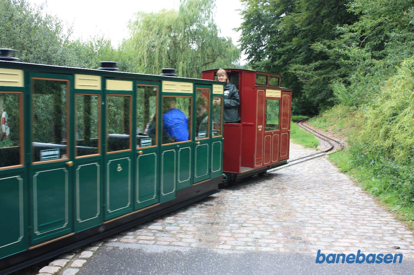 Her ser vi guiden der fortæller om det vi ser på turen gennem parken Her ser vi guiden der fortæller om det vi ser på turen gennem parken