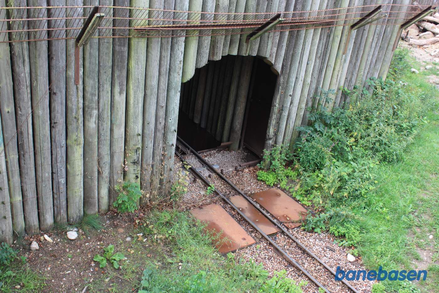 En tunnelportal med højspænding i jernpladerne der skal forhindre dyrene i at løbe ud af deres indhegning