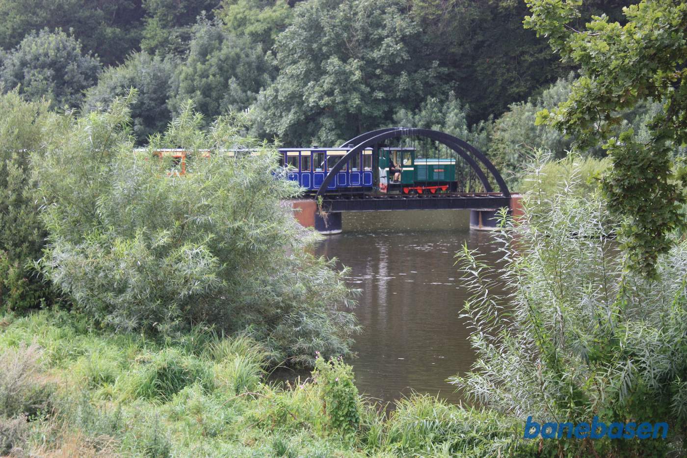 Toget passerer søen på en stor bro