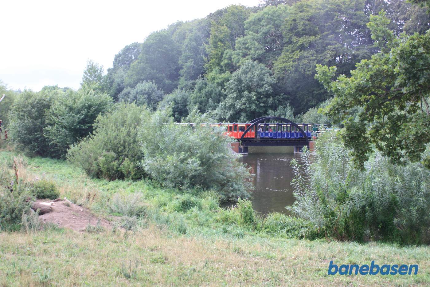 Toget passerer søen på en stor bro