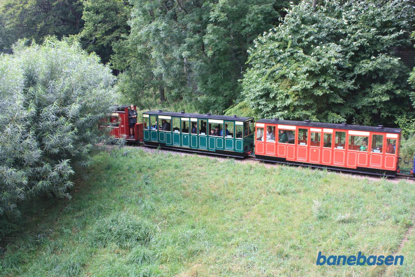 Toget på vej gennem parken Toget på vej gennem parken
