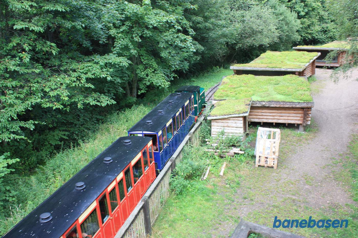 Toget på vej gennem parken