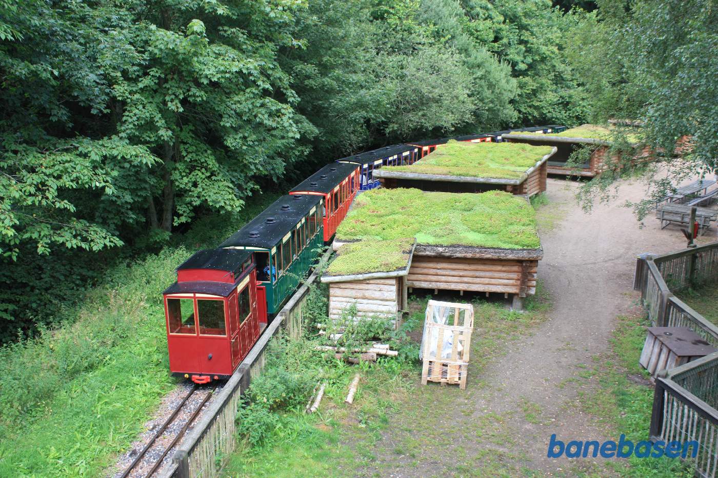 Toget på vej gennem parken