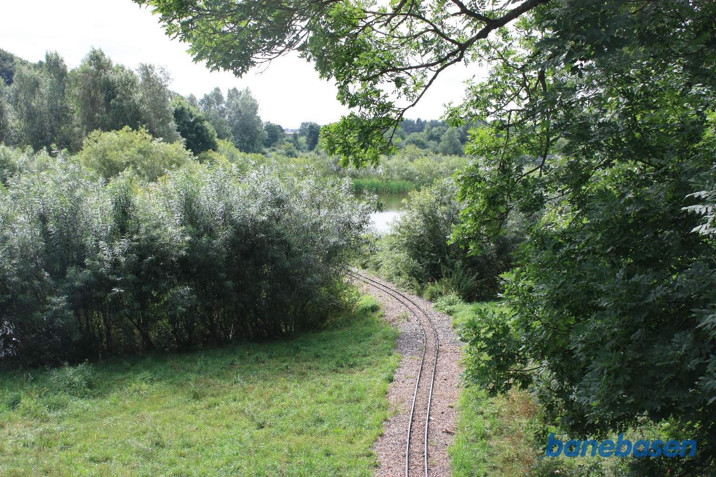 Sporet ved søen, set oppe fra en gangbro over banen