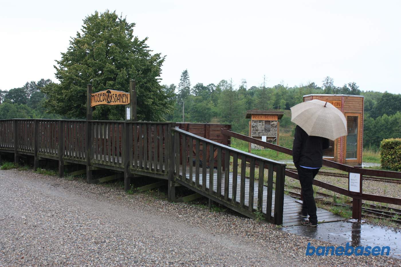 Perronen til Mosebrugsbanen set fra vejen